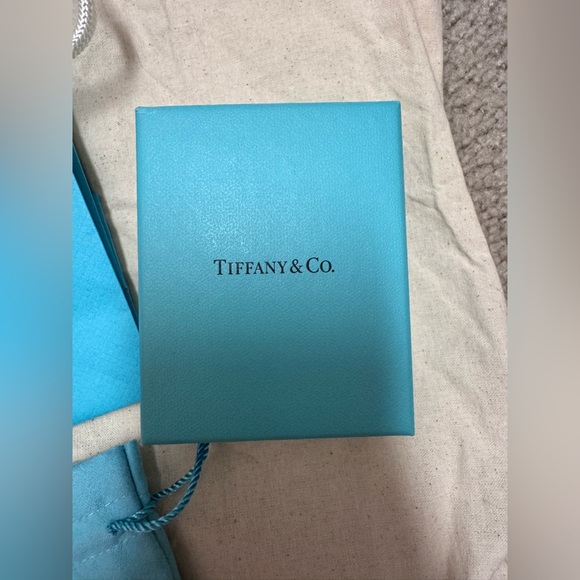 Tiffany and Co 3 shopping bags, 1 jewelry box, and jewelry bag - Picture 4 of 6